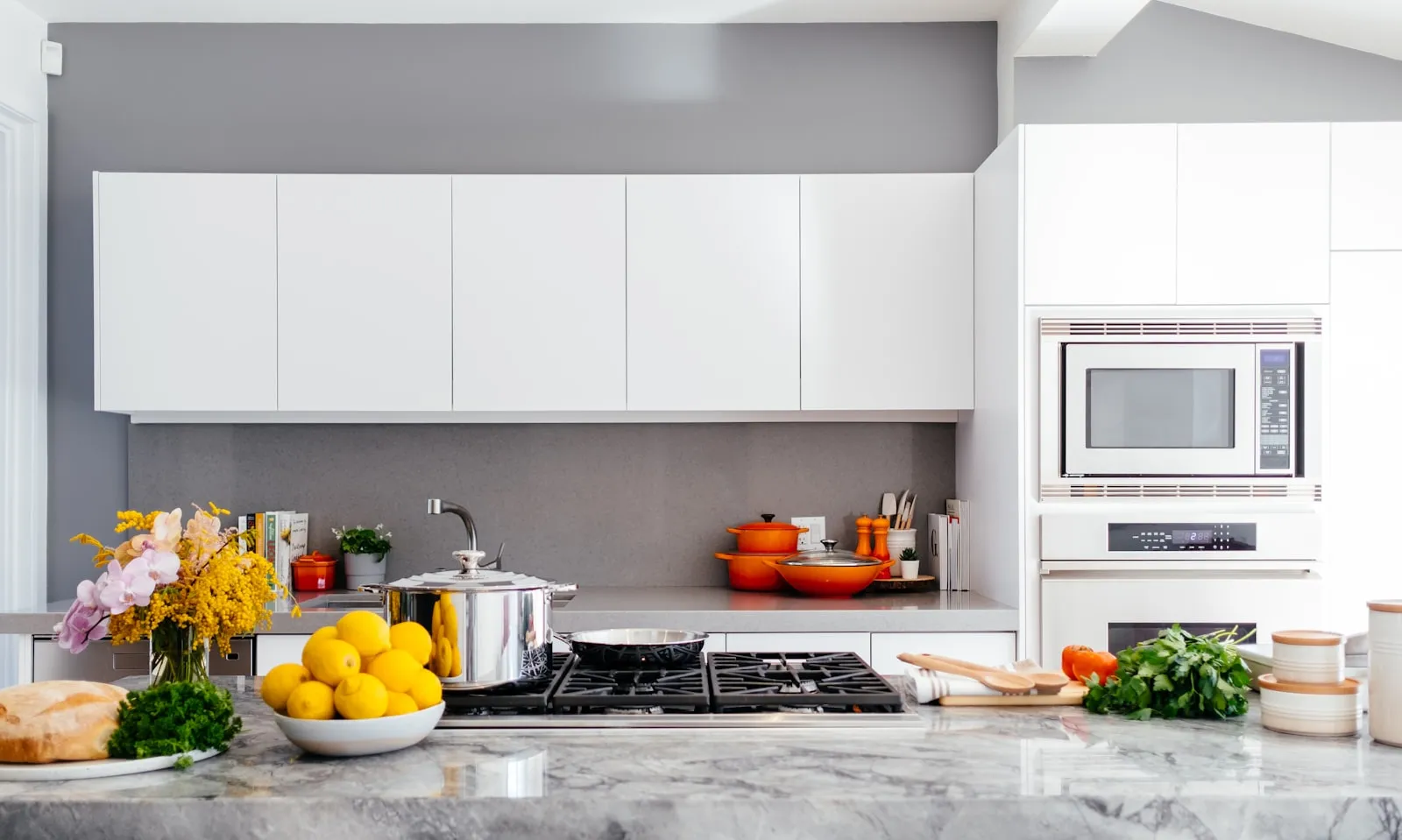 Cocina reformada con muebles claros y encimera de trabajo