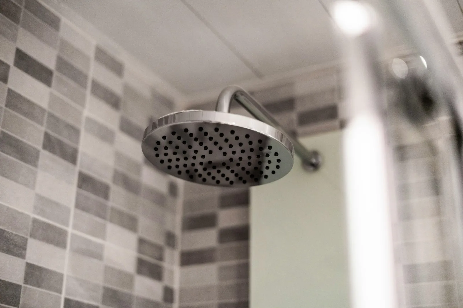 Pared alicatada con cerámica en un baño